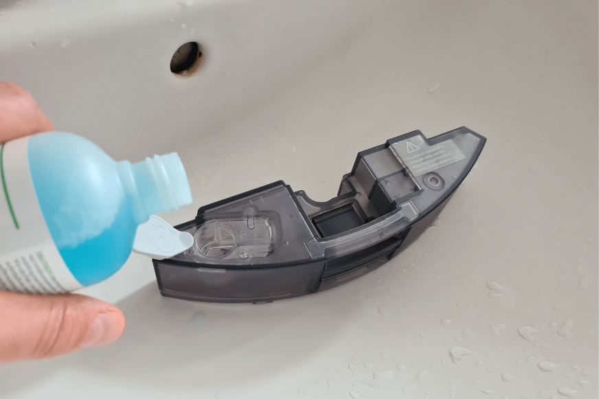 В резервуар для воды Roborock S7 MaxV добавляется специальная жидкость для роботов-пылесосов.